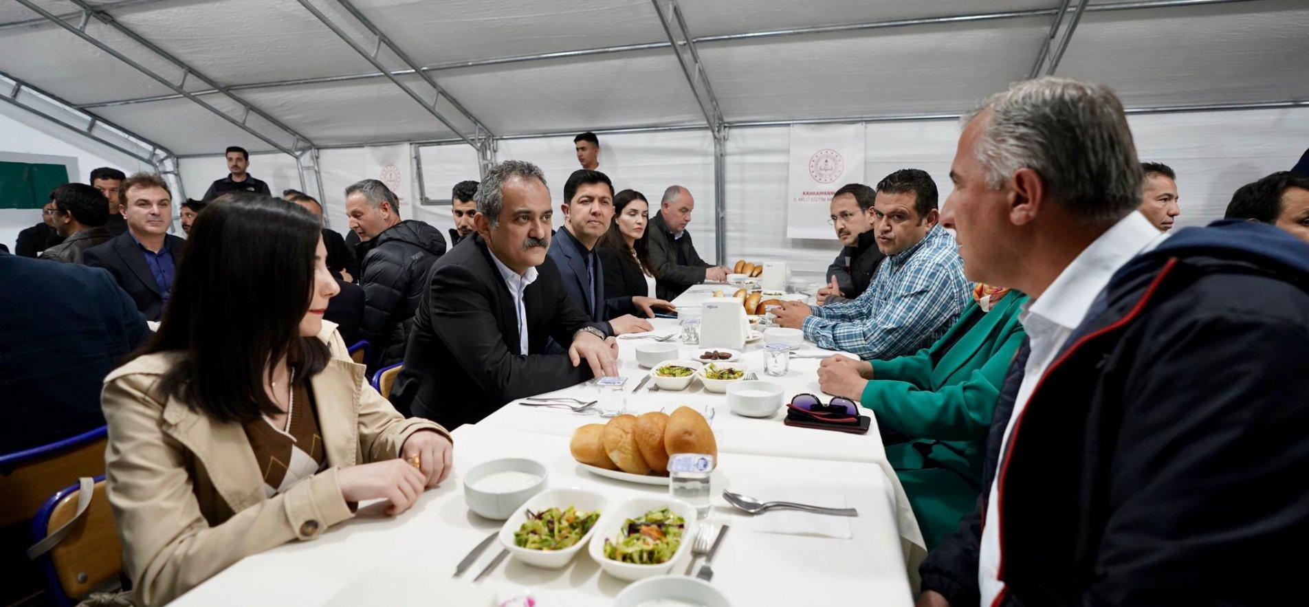 BAKAN ÖZER, KAHRAMANMARAŞ'TA ÖĞRETMENLERLE İFTARDA BİR ARAYA GELDİ