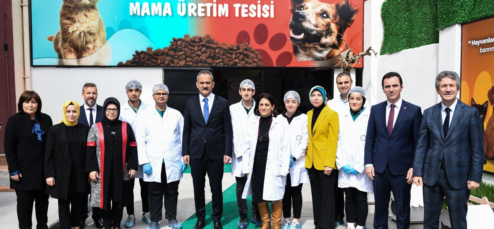 BAKAN ÖZER DEPREM BÖLGESİNDEKİ HAYVANLAR İÇİN GIDA ATIKLARINDAN KEDİ VE KÖPEK MAMASI ÜRETİLEN EYÜP SULTAN MTAL'İ ZİYARET ETTİ