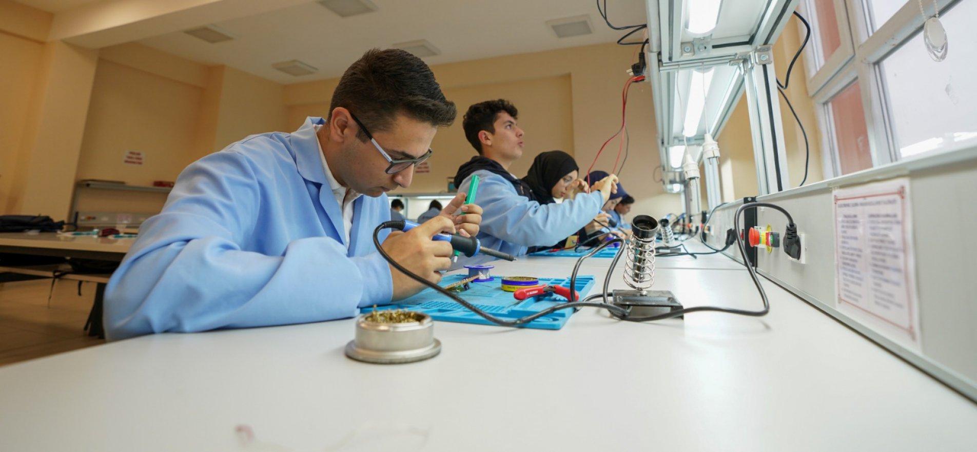 VOCATIONAL HIGH SCHOOLS ARE TAKING FIRM STEPS TOWARDS THE ANNUAL INCOME TARGET OF 3.5 BILLION LIRAS: THE CONTRIBUTION OF 932 MILLION TURKISH LIRAS TO THE ECONOMY IN THREE MONTHS