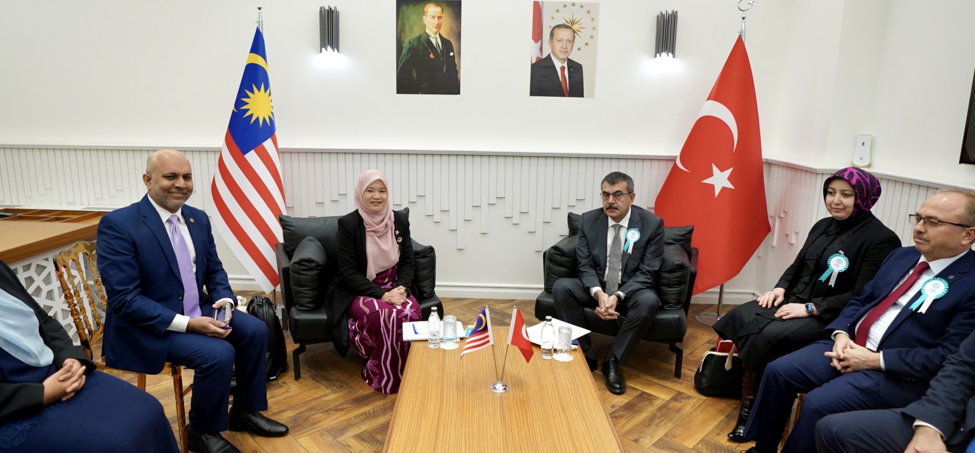 BAKAN TEKİN, MALEZYALI MEVKİDAŞI FADHLİNA BİNTİ SİDEK İLE GÖRÜŞTÜ